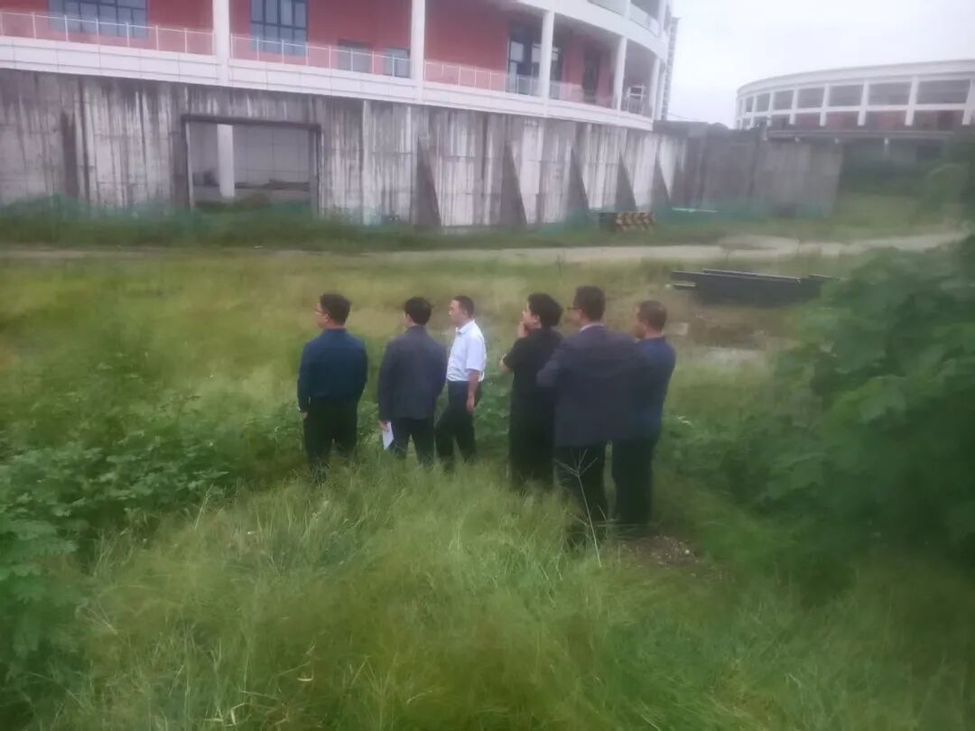 洋縣縣長(zhǎng)張軍、常務(wù)副縣長(zhǎng)霍波、發(fā)改局局長(zhǎng)王永仁、教體局局長(zhǎng)蒙剛等領(lǐng)導(dǎo)蒞臨洋縣全民健身中心項(xiàng)目視察調(diào)研室外土石方回填及掃尾工程