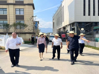 西鄉縣委副書記、縣長王亞珍現場檢查指導一館一中心項目建設